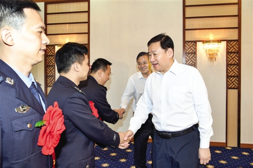 ��С���ܺ첨�Ӽ����С�ȫ������ϵͳ�Ƚ�ģ������͸��ˡ���������ǿ��ʹ������ �ҳ���ְ���� Ϊ�׸���ȫ�ȶ���г�����¹�